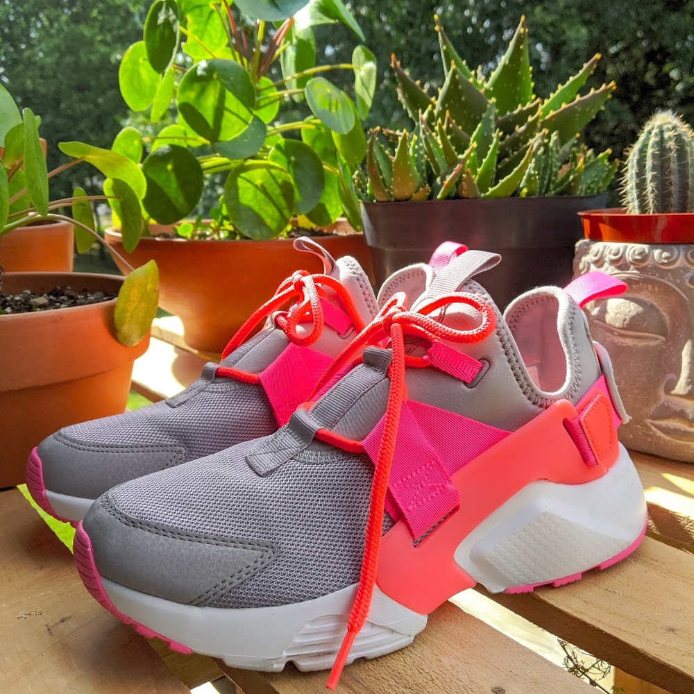 SOLD Women's Nike Air Huarache City Low